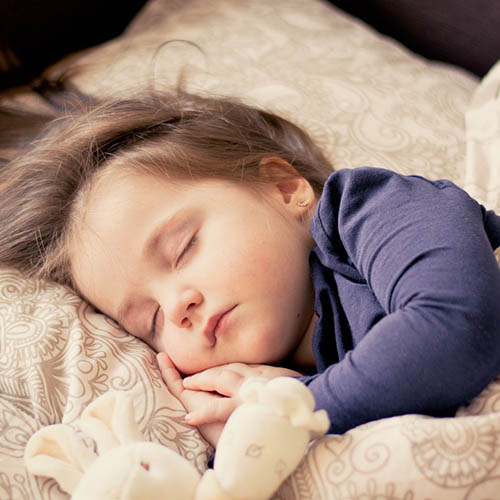  une maman avec son bébé pharmacie Carnot